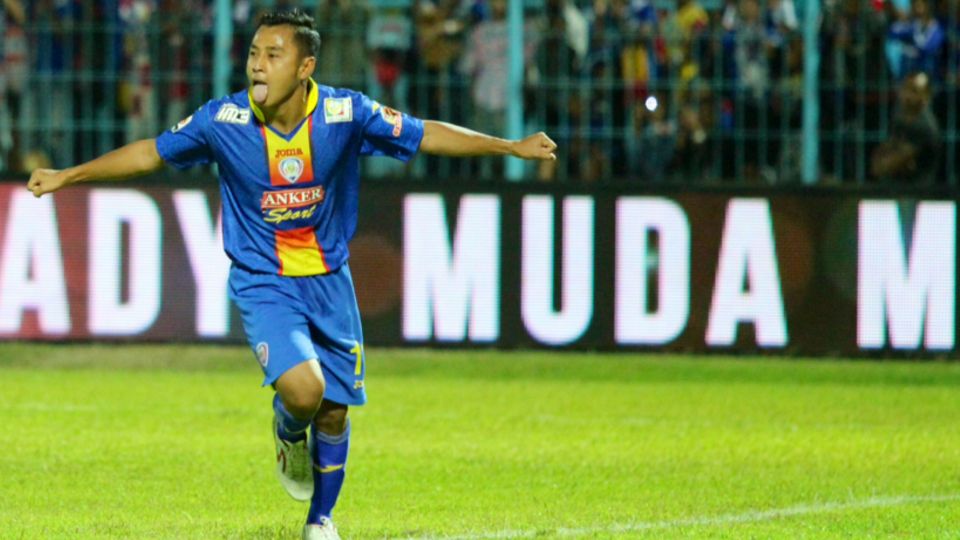 Selebrasi Samsul Arif usai mecetak gol saat Arema berhadapan dengan Persipura di Stadion Kanjuruhan, 12 Oktober lalu Copyright: © Ardiyansyah/INDOSPORT